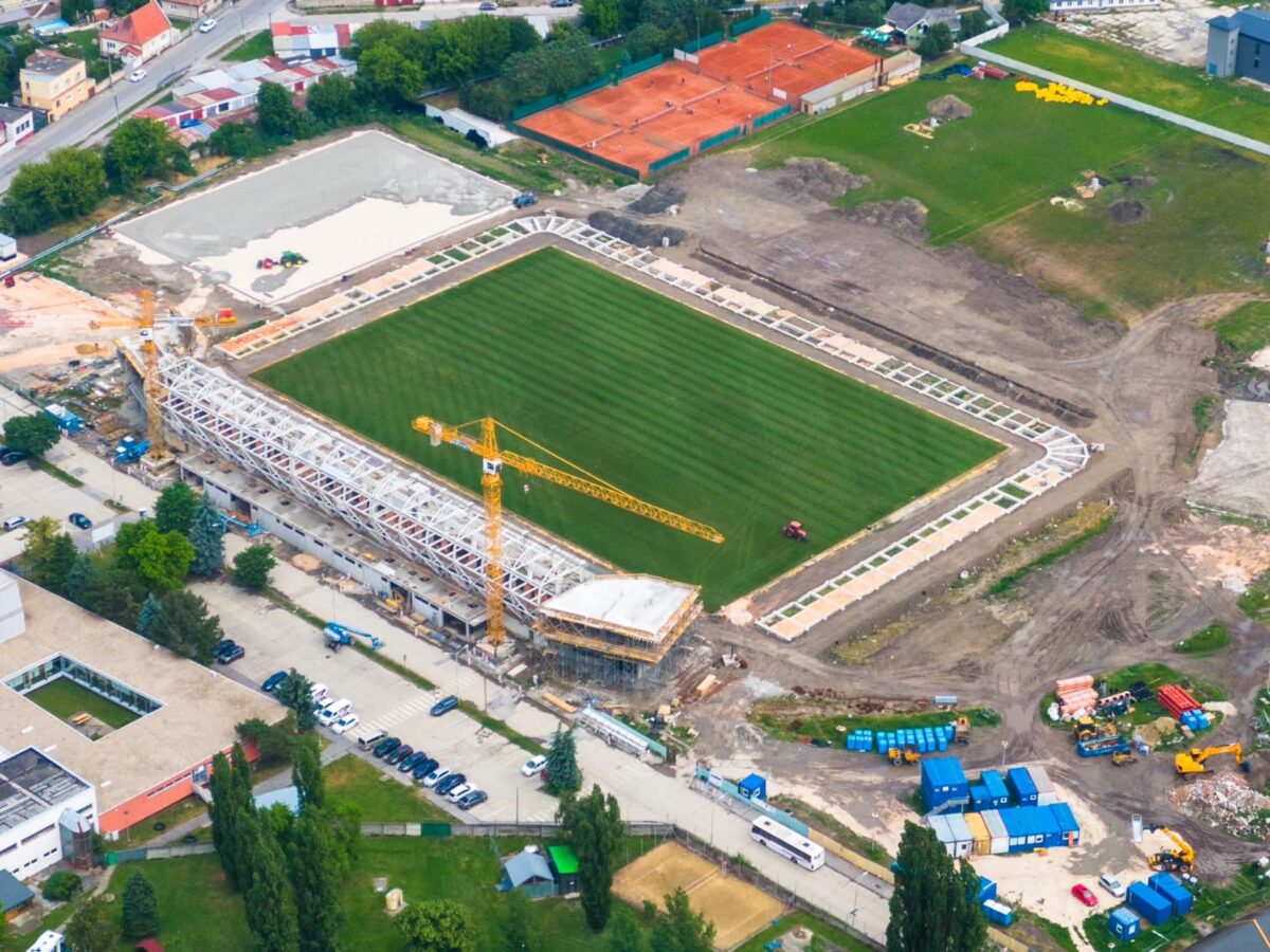 Stadion és edzőpályák, Észak-Komárom